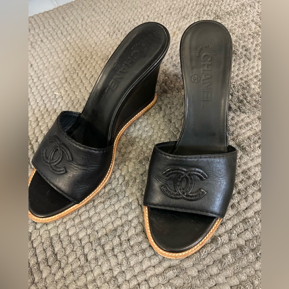 Chanel interlocking CC black leather slides - Picture 1 of 16